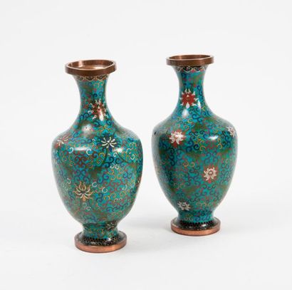 CHINE, XXème siècle 

Paire de vases de forme balustre cuivre et émaux cloisonnés...