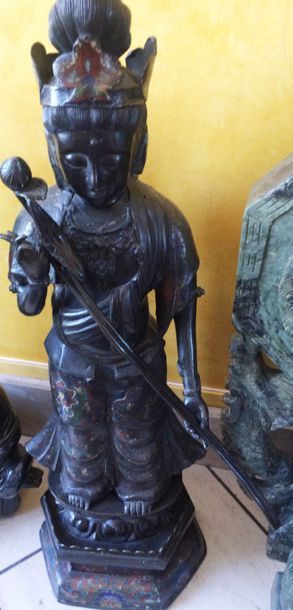 CHINE, XXème siècle Bodhisattva sur socle hexagonal en bronze à patine noire et émaux...
