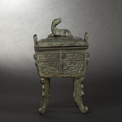 CHINE, XXème siècle 

Brûle parfum quadripode de forme archaïque "fang-ding" en bronze...
