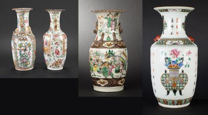 CHINE, XXème siècle 

Quatre vases : 

- Canton. Deux petits à deux anses en porcelaine...