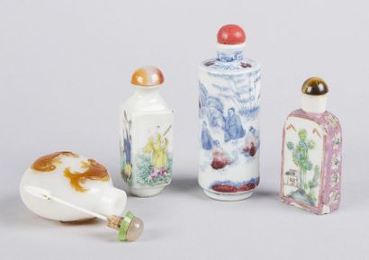 CHINE, XXème siècle 

Trois tabatières en porcelaine polychrome à décor de scènes...