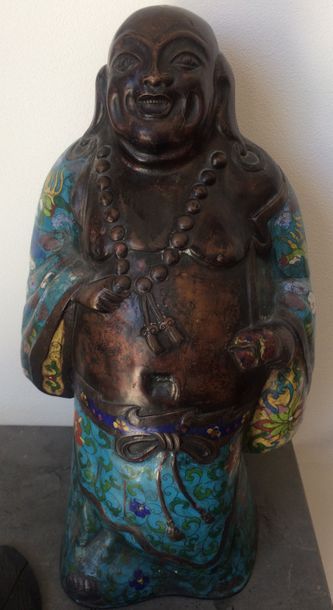CHINE, XXème siècle 
Putaï vêtu de l'habit monastique en bronze à patine brune et...