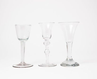ANGLETERRE, milieu du XVIIIème siècle 

Trois verres à jambe en verre.

H. : 14,5...