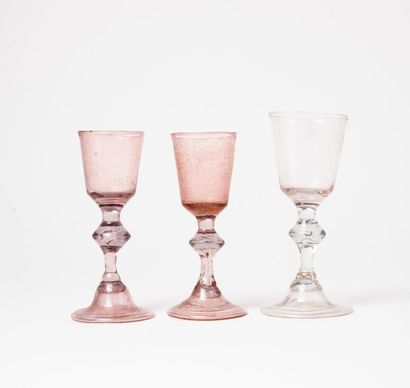 BOURGOGNE, vers 1760 

Trois verres à jambe en verre incolore ou rosé de fougère.

H....