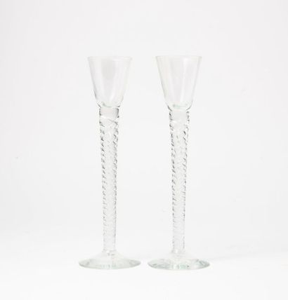 SUEDE, vers 1970 

Deux verres à jambe spiralée en verre.

H. : 22 cm.