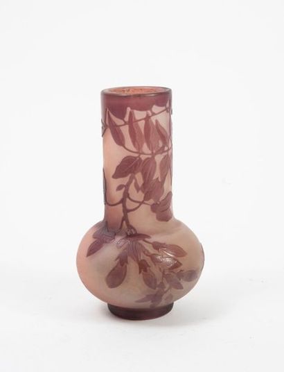 Établissements Émile GALLÉ, 

Vase en verre dégagé à l'acide à décor de branches...