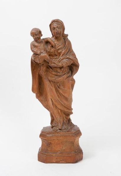 null Vierge à l'Enfant en bois sculpté, vêtue d'un large habit, le corps légèrement...