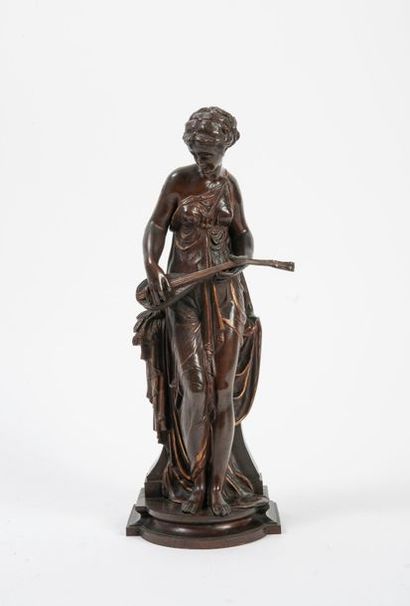 D'après Paul DUBOY (1830 - 1887) 
Jeune femme au luth.
Épreuve en bronze à patine...