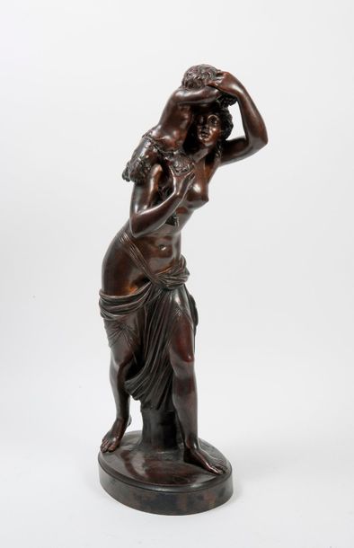D'après CLODION 
Femme à l'antique portant un petit faune au raisin.
Épreuve en bronze...