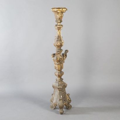 ITALIE, fin XVIIIème-début XIXème siècle 
Important pique-cierge en bois doré sur...