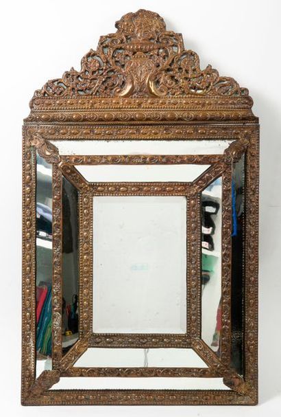 null Miroir à pareclose dans un cadre en métal repoussé sur âme de bois à décor de...