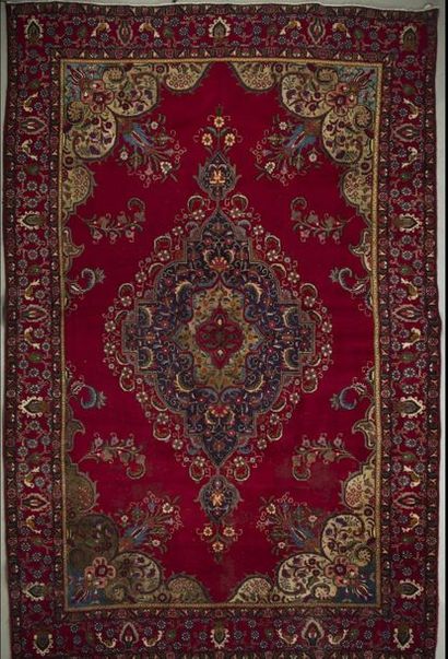 TABRIZ (Iran) 

Tapis de laine à motifs de fleurs de lotus et volatiles stylisés...