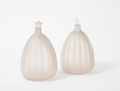 D'après René LALIQUE (1860-1945) 

Deux vases «Mimosa», à corps ovoïde en verre soufflé-moulé...