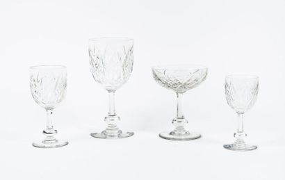 BACCARAT 

Partie de service de verre en cristal taillé comprenant : 

- 9 verres...