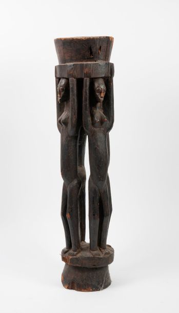 null MALI

Pilier en bois sculpté figurant 4 caryatides. 

H. : 70 cm. 

Usures à...