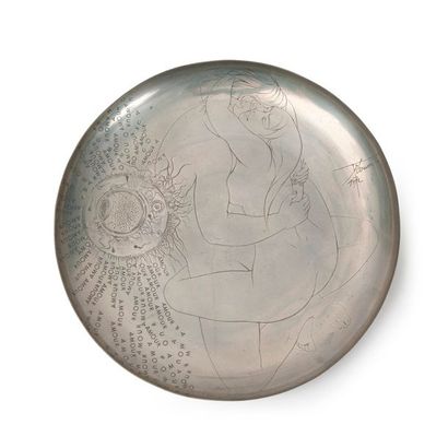 Pierre-Yves TREMOIS (1921) 

Sans titre, 1972.

Grand plat circulaire.

En métal...