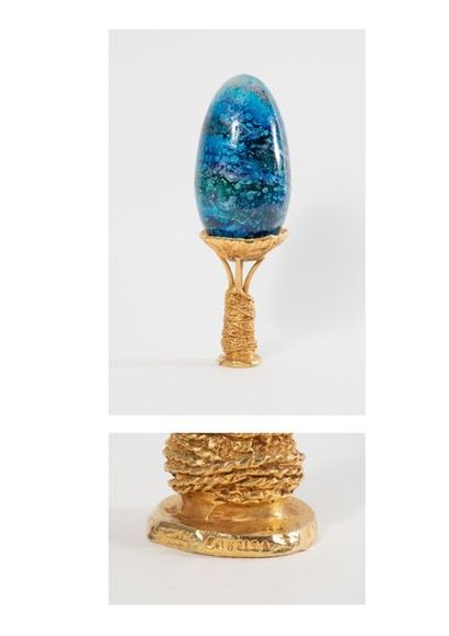 Pierre CASENOVE (1943) 

Centre de table en bronze doré supportant un œuf en verre...