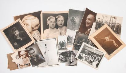 null Ecole du XXème siècle

- 20 photographies ou tirages sur papier.

- 16 cartes...
