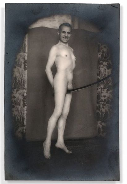 PIERRE MOLINIER (1900-1976) 

L'homme au sabre, circa 1960.

Tirage argentique d'époque...