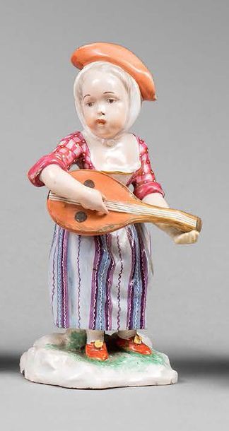 NIDERVILLER 
Statuette en faïence représentant une jeune fille jouant de la mandoline,...