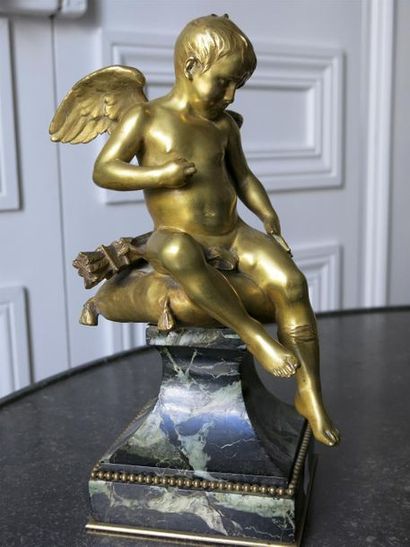 Antonin MERCIÉ (1845-1916) 
Amour assis sur un coussin Bronze à patine dorée, signé,...