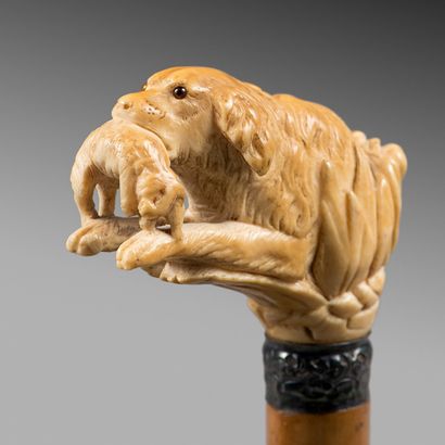 null CANNE à pommeau d'ivoire sculpté d'un chien de chasse tenant un lièvre dans...