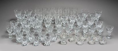 BACCARAT, modèle HARCOURT 1841. 
Service de verres à pied en cristal.
Il se compose...