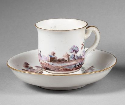 VINCENNES 
Gobelet et soucoupe en porcelaine tendre à décor polychrome de paysages...