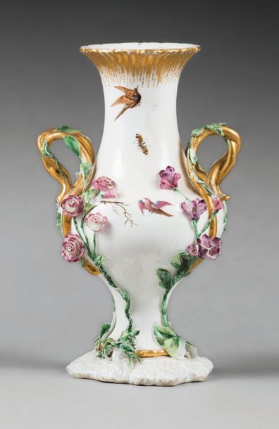 VINCENNES 
Vase Duplessis en porcelaine tendre de forme balustre à décor polychrome...