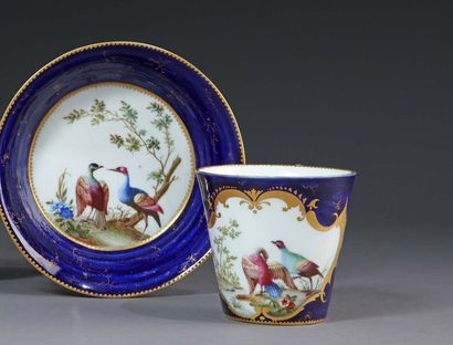 VINCENNES 
Gobelet à la Reine et sa soucoupe en porcelaine tendre à décor polychrome...