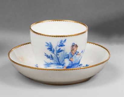 SÈVRES 
Gobelet Hébert et sa soucoupe en porcelaine tendre à décor en camaïeu bleu...