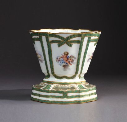 SÈVRES 
Vase Hollandais de la deuxième grandeur en porcelaine tendre à décor polychrome...