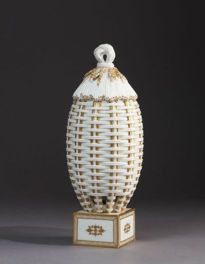 SÈVRES Vase couvert en porcelaine tendre nommé vase ruche formé d'une ruche oblongue...