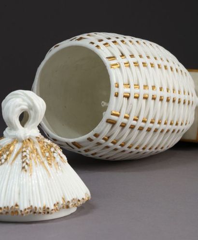 SÈVRES 
Vase couvert en porcelaine tendre nommé vase ruche formé d'une ruche oblongue...