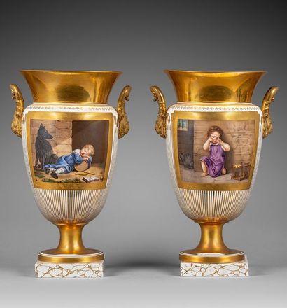 PARIS 
Paire de grands vases en porcelaine à décor polychrome sur l'un d'un jeune...