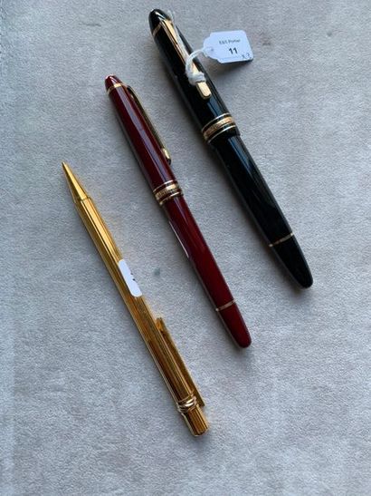 null Set of three ballpoint, fountain or ball-point pens, lacquered or gold-plated...