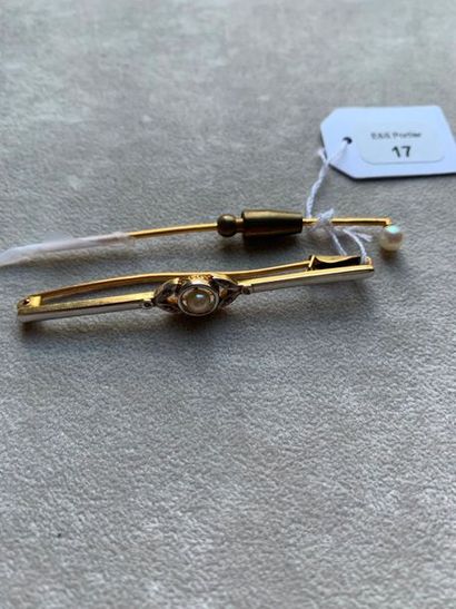 null A 750 thousandths yellow gold lot comprising: a tie pin, the end decorated with...