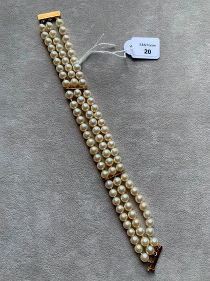 null Bracelet trois rangs de perles de culture, le fermoir en or jaune 750 millièmes....