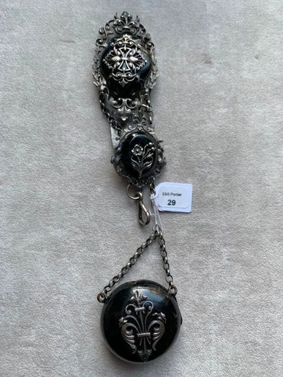 null Metal and black enamelled engraved chain decorated with staples and foliage.
Total...
