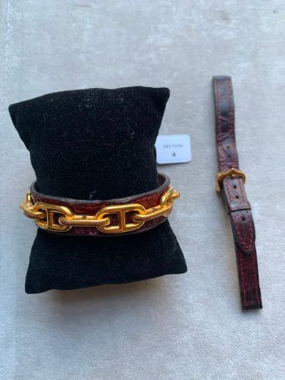 Hermès, signé. 
Bracelet rigide ouvert en cuir décoré de motifs chaine d'ancre en...