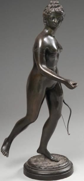 D'APRÈS HOUDON (1741-1828) Diane chasseresse Bronze à patine brun-vert, signé. Manque...