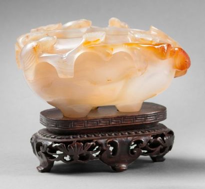 CHINE - XIXe siècle 
A grey agate brush washer with a carved decoration in relief...