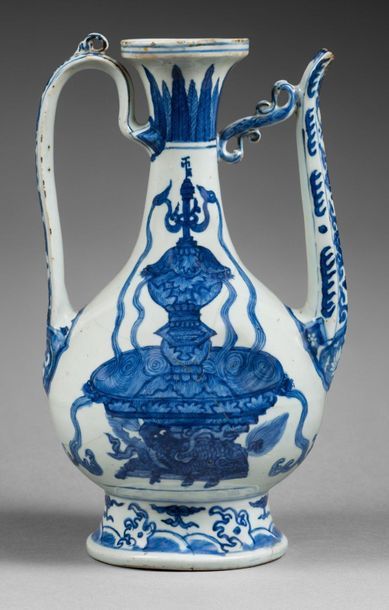 CHINE - Epoque JIAJING (1522 - 1566) 
Verseuse sur piédouche en porcelaine décorée...