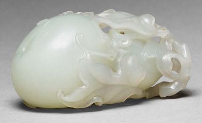 CHINE - XVIIIe/XIXe siècle 
Ornament in the shape of a double gourd in its celadon...