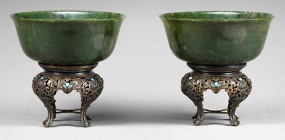 CHINE - XIXe siècle 
Pair of bowls with flared rim in green nephrite. Diam. 15,8...