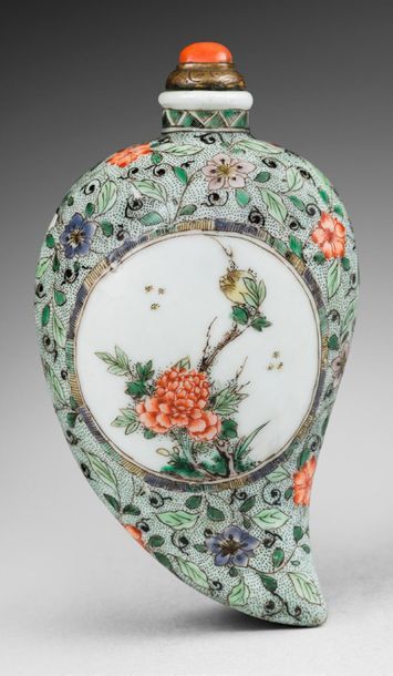 CHINE - XIXe siècle 
Flacon tabatière en forme de poire à poudre en porcelaine décorée...