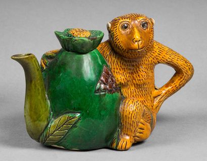 CHINE - EPOQUE KANGXI (1662 - 1722) Verseuse en forme de singe assis tenant une grenade...