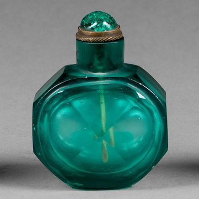 CHINE - Epoque DAOGUANG (1821 - 1850) 
Flacon tabatière à facettes et taillé diamant...
