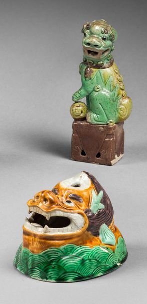 CHINE - EPOQUE KANGXI (1662 - 1722) Verseuse en forme de singe assis tenant une grenade...