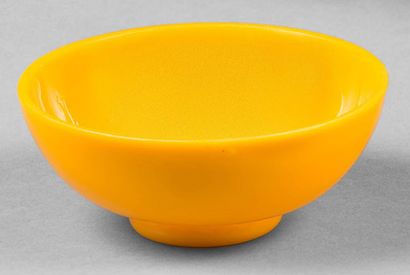 CHINE - Début XXe siècle 
Yellow beijing glass bowl.
Diam. 11.2 cm.
CHINA - Early...